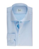 Ljusblå skjorta i superior twill med normal passform och enkel manschett.