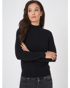 Svart damtröja med hög mock neck krage. 100% kashmir.