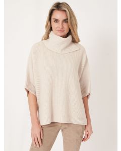 Beige poncho med kort ärm och polokrage.