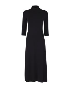 Stenströms dam Kristel svart klänning i 70 % viskos och 30 % polyester med polokrage och 3/4-ärmar.