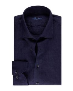 Mörkblå linneskjorta med mörkblå knappar och cut away krage.