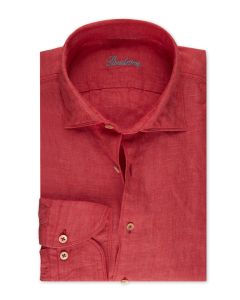 Röd linneskjorta med pärlemorknappar.