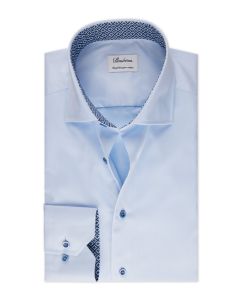 Ljusblå fitted body skjorta med geometrisk kontrast.