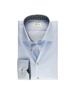 Ljusblå skjorta med mönstrad krage och manschett. Perfekt för alla tillfällen.