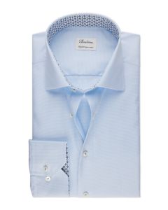 Ljusblå mönstrad skjorta med kontrast.