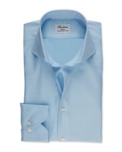 Ljusblå skjorta med spread krage och vita knappar.